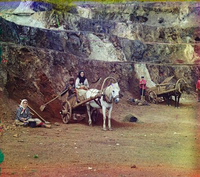 Una famiglia, con pale e carri trainati da cavalli, che lavora nelle miniere di ferro nelle colline di Bakaly da Sergey Prokudin Gorsky